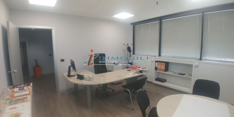 Immagine 7 di Ufficio in affitto  in STRADA 3 a Assago