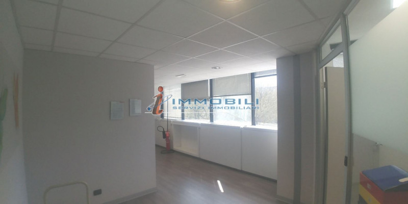 Immagine 10 di Ufficio in affitto  in STRADA 3 a Assago