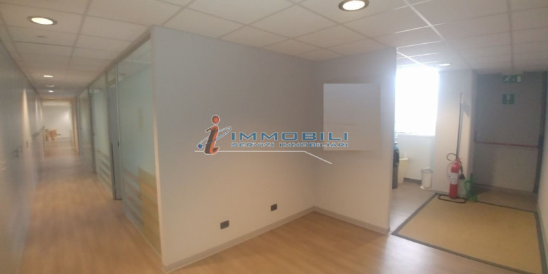 Immagine 17 di Ufficio in affitto  in STRADA 3 a Assago