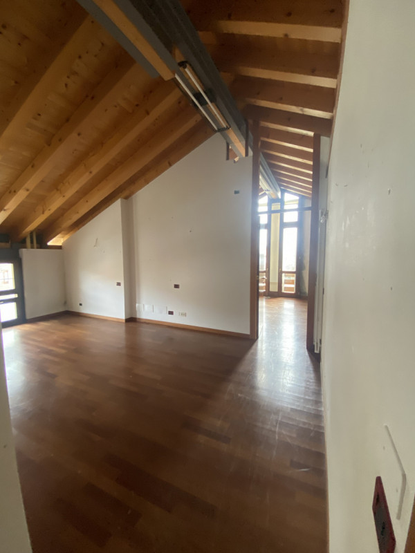 Immagine 2 di Attico in vendita  a Montebelluna