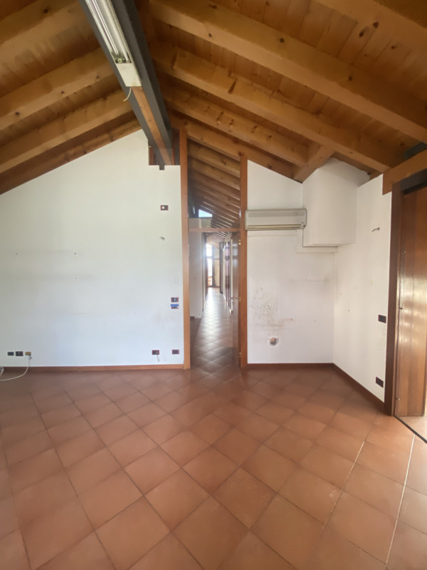 Immagine 10 di Attico in vendita  a Montebelluna