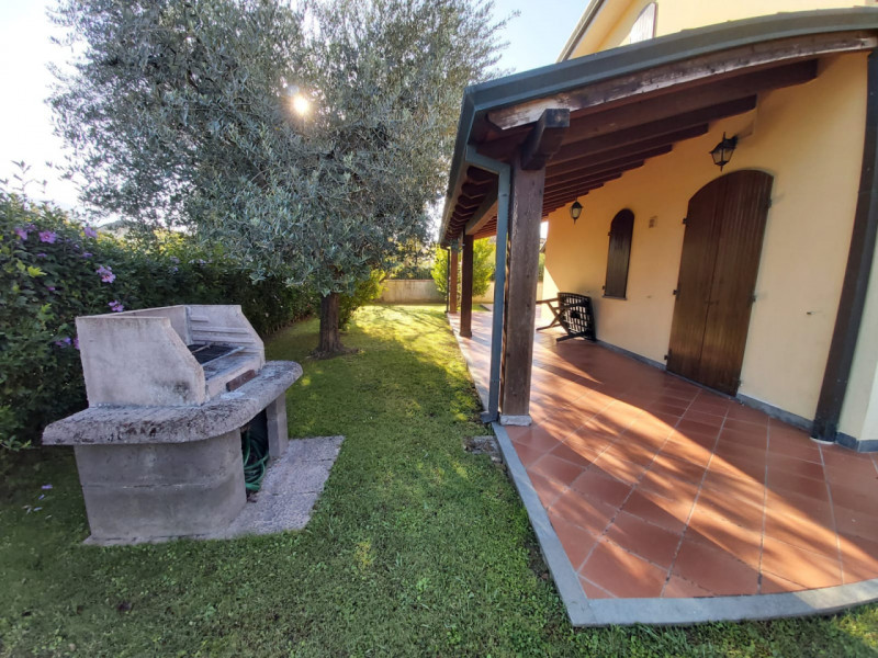 Immagine 3 di Villa in vendita  in via Fescione a Montignoso