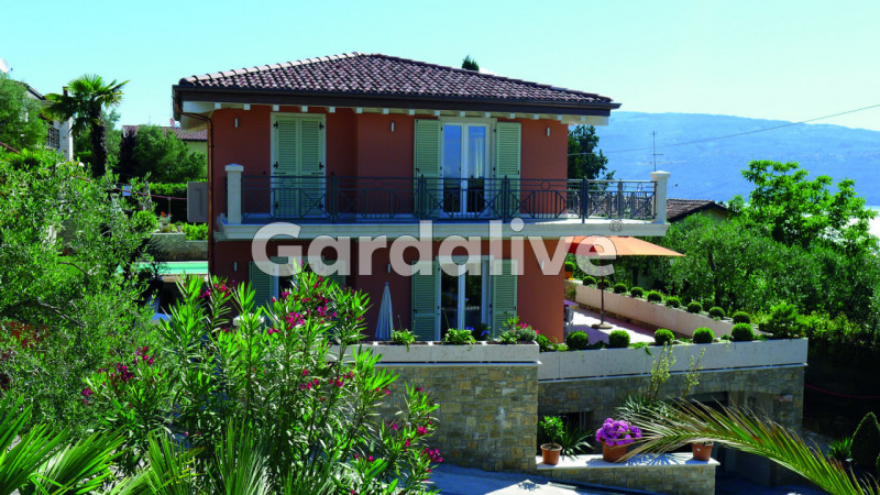 Immagine 3 di Villa in vendita  a Toscolano-Maderno