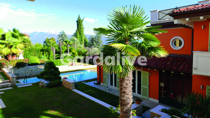 Immagine 6 di Villa in vendita  a Toscolano-Maderno