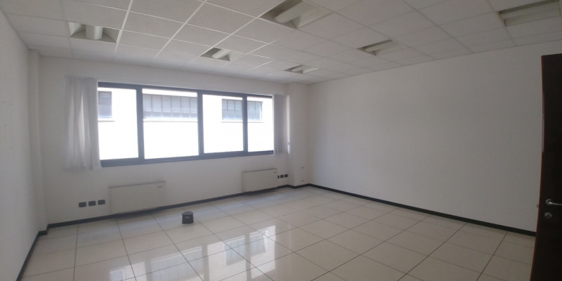 Immagine 19 di Ufficio in affitto  in VIA GROSIO a Milano