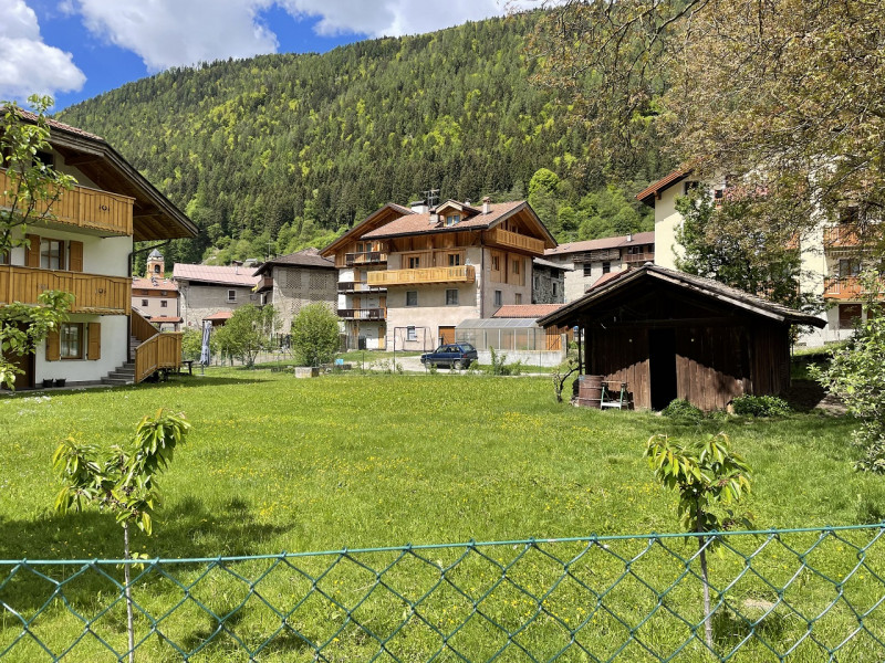 Immagine 1 di Terreno in vendita  in Via Mazzini a Porte Di Rendena