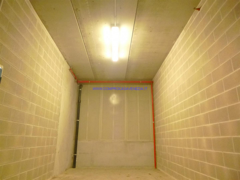 Immagine 2 di Garage in vendita  in VIA DANTE ALIGHIERI a Venezia