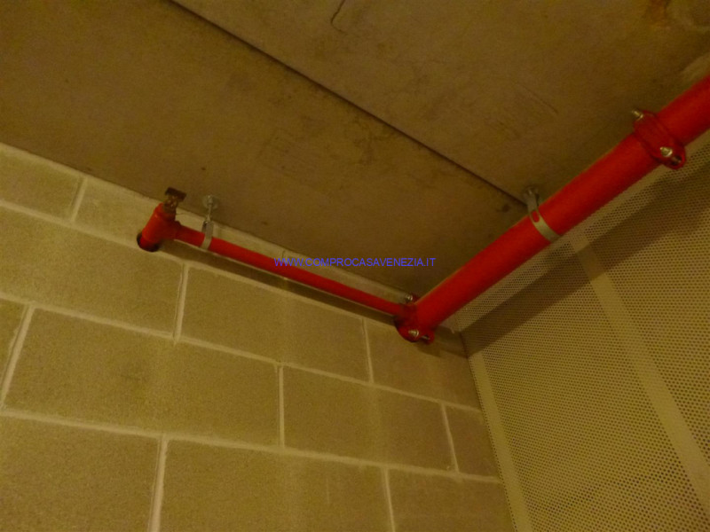 Immagine 3 di Garage in vendita  in VIA DANTE ALIGHIERI a Venezia