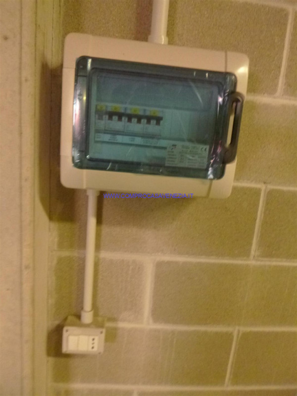 Immagine 2 di Garage in vendita  in VIA DANTE ALIGHIERI a Venezia