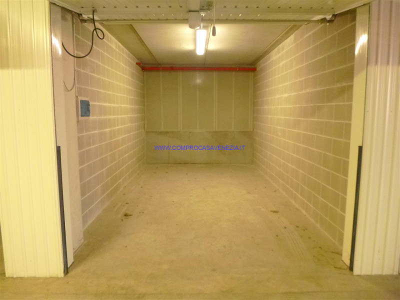 Immagine 2 di Garage in vendita  in VIA DANTE ALIGHIERI a Venezia