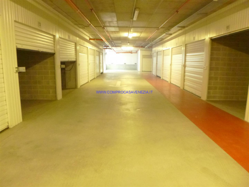 Immagine 2 di Garage in vendita  in VIA DANTE ALIGHIERI a Venezia