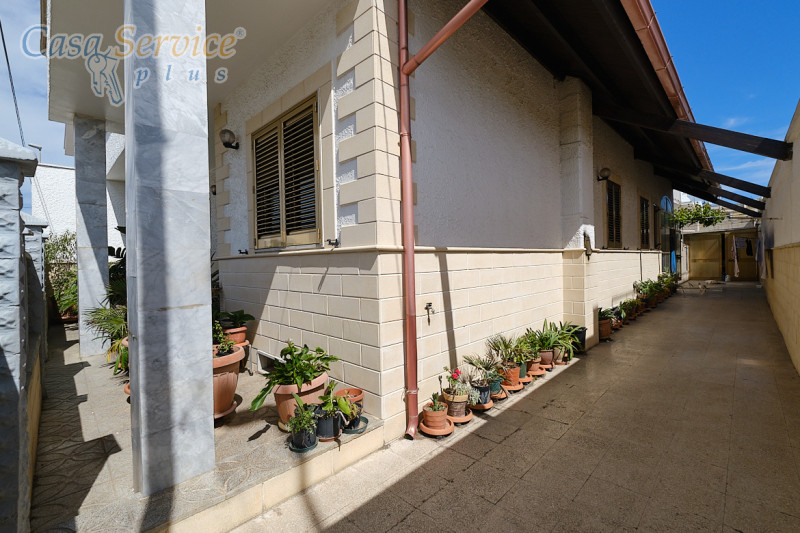 Immagine 5 di Villa in vendita  in Via Tazzoli a Ugento