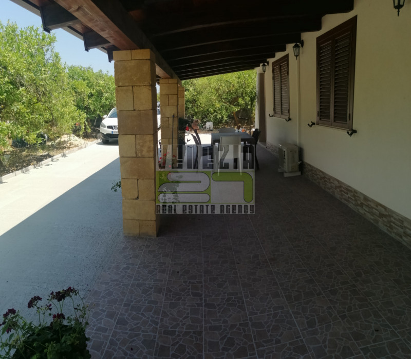 Immagine 21 di Villa in affitto  in contrada Fiumara a Avola