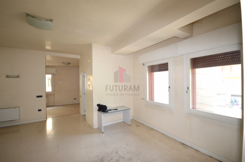 Immagine 4 di Ufficio in vendita  in vicenza viale san lazzaro a Vicenza