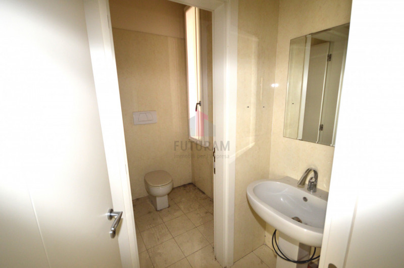 Immagine 9 di Ufficio in vendita  in vicenza viale san lazzaro a Vicenza