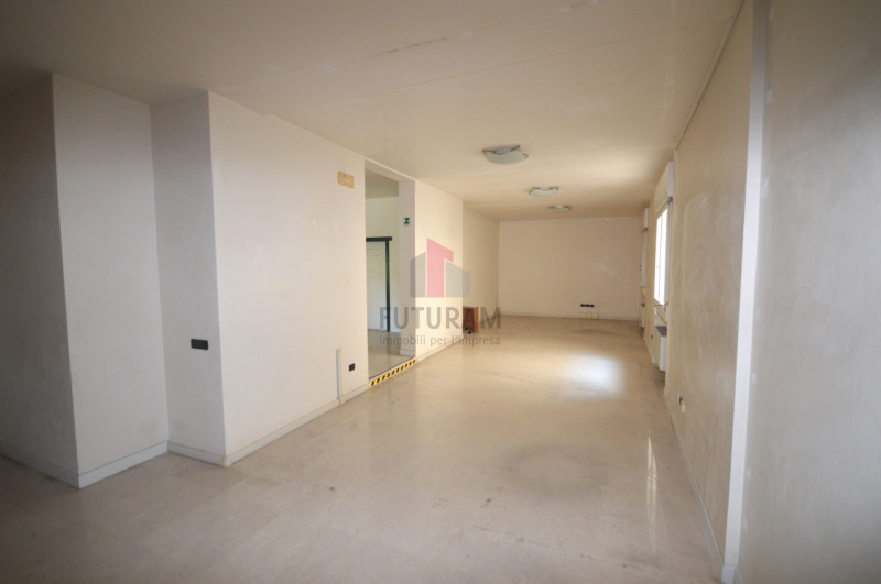 Immagine 16 di Ufficio in vendita  in vicenza viale san lazzaro a Vicenza
