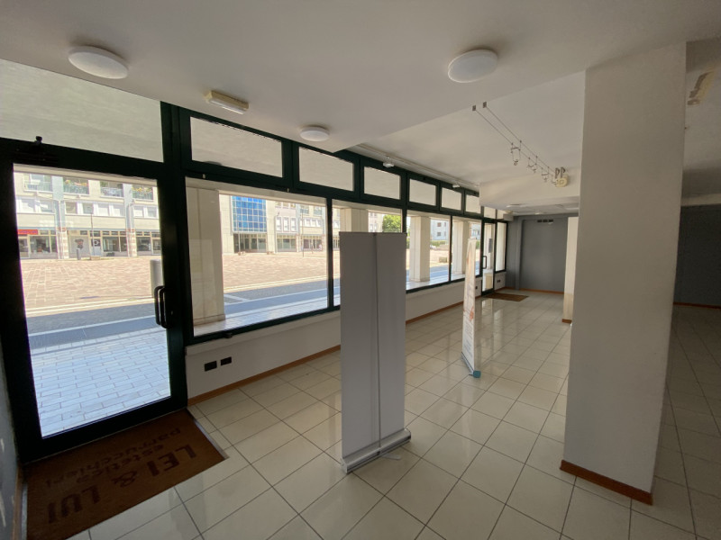 Immagine 3 di Negozio in affitto  in via Europa a Rubano