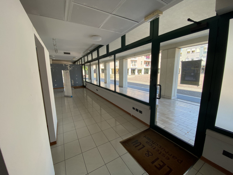 Immagine 4 di Negozio in affitto  in via Europa a Rubano
