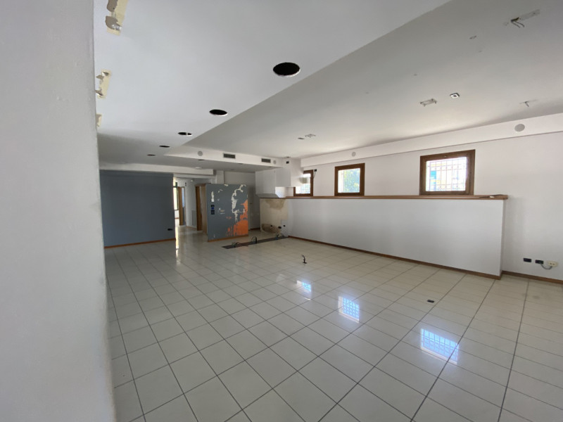 Immagine 7 di Negozio in affitto  in via Europa a Rubano