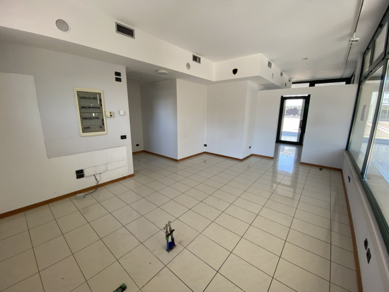 Immagine 8 di Negozio in affitto  in via Europa a Rubano