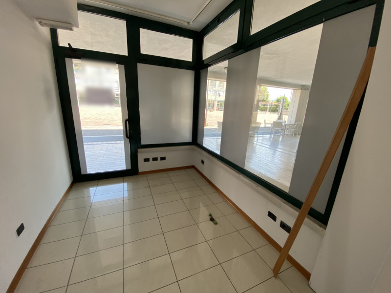 Immagine 11 di Negozio in affitto  in via Europa a Rubano