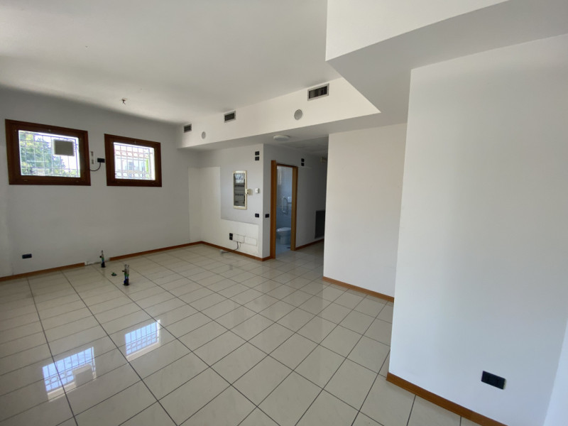 Immagine 13 di Negozio in affitto  in via Europa a Rubano