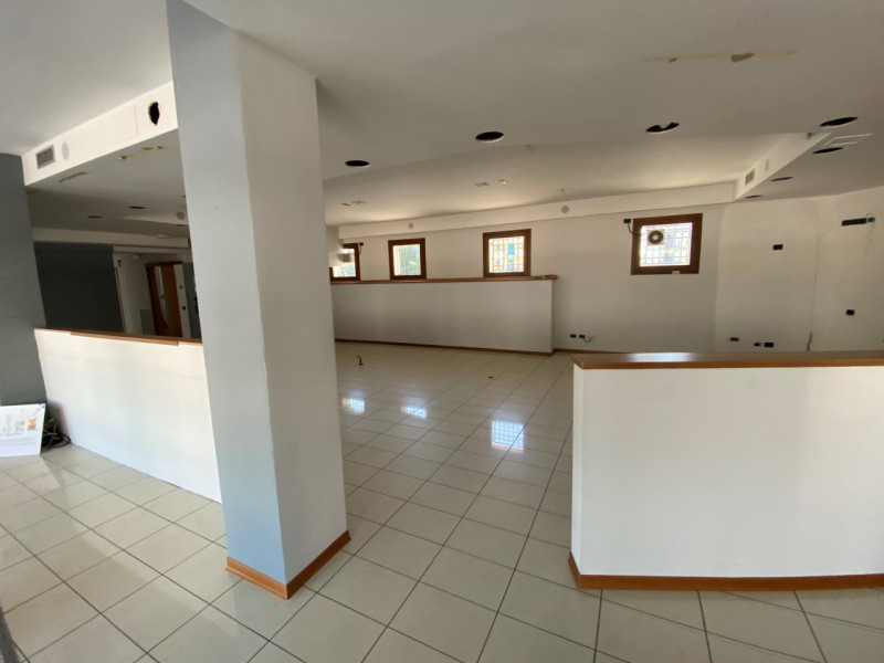 Immagine 17 di Negozio in affitto  in via Europa a Rubano