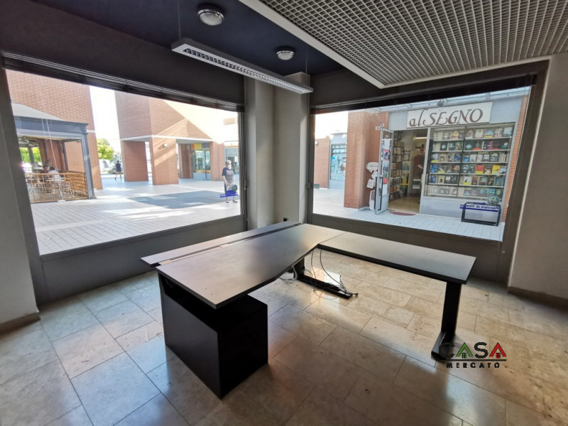 Immagine 2 di Negozio in vendita  in Piazza della Vittoria a Cordenons