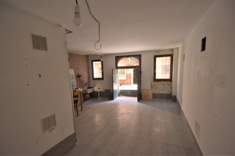 Immagine 1 di Magazzino in affitto  in santi apostoli a Venezia
