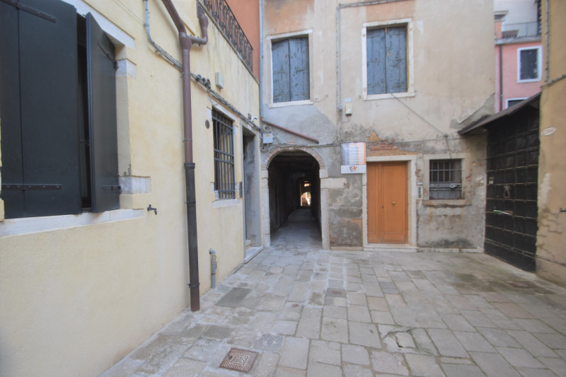 Immagine 7 di Magazzino in affitto  in santi apostoli a Venezia