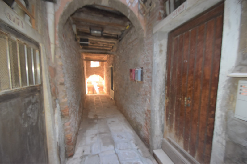Immagine 14 di Magazzino in affitto  in santi apostoli a Venezia