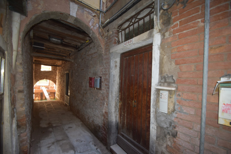 Immagine 16 di Magazzino in affitto  in santi apostoli a Venezia