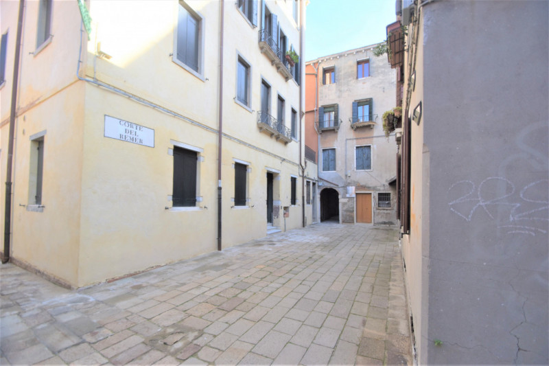 Immagine 17 di Magazzino in affitto  in santi apostoli a Venezia