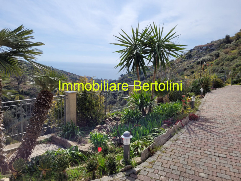Immagine 4 di Villa in vendita  in via degli inglesi a Bordighera