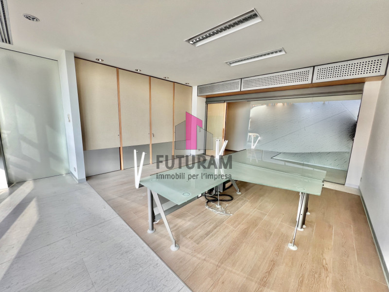 Immagine 2 di Capannone industriale in affitto  a Torri Di Quartesolo