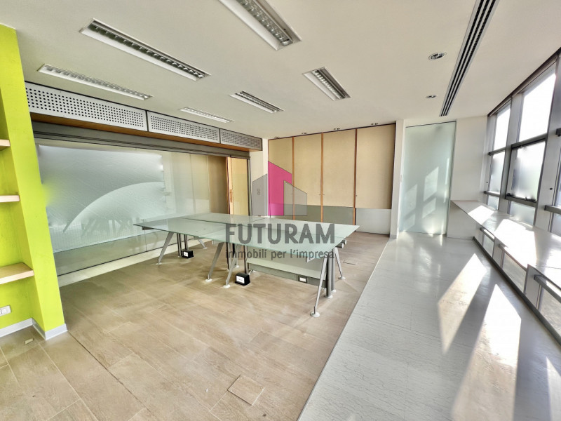 Immagine 8 di Capannone industriale in affitto  a Torri Di Quartesolo