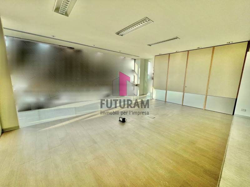 Immagine 10 di Capannone industriale in affitto  a Torri Di Quartesolo