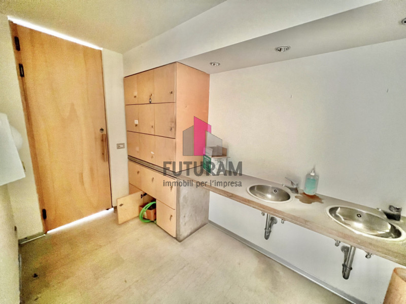 Immagine 11 di Capannone industriale in affitto  a Torri Di Quartesolo