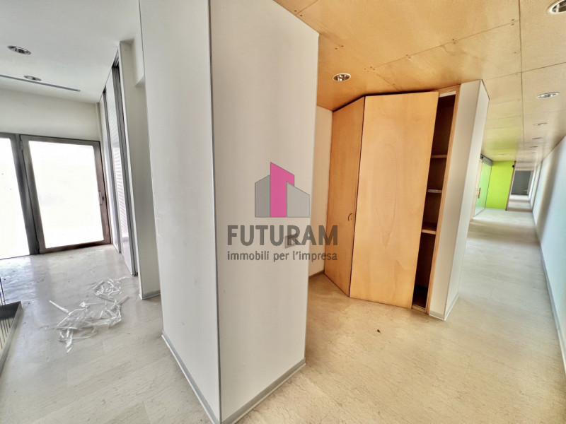 Immagine 12 di Capannone industriale in affitto  a Torri Di Quartesolo