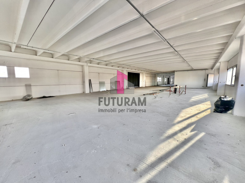 Immagine 14 di Capannone industriale in affitto  a Torri Di Quartesolo