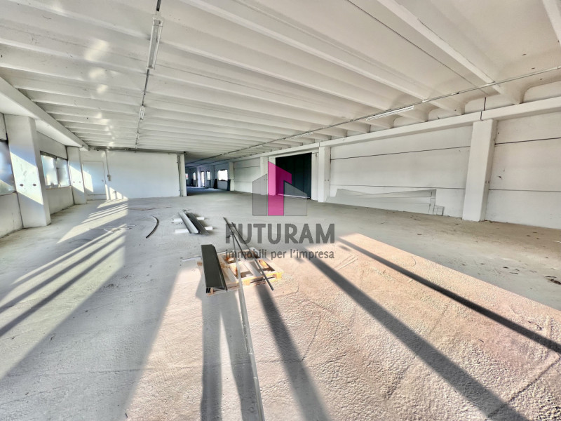 Immagine 20 di Capannone industriale in affitto  a Torri Di Quartesolo