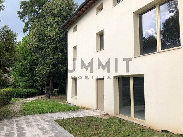 Immagine 1 di Villa in vendita  in schio a Schio