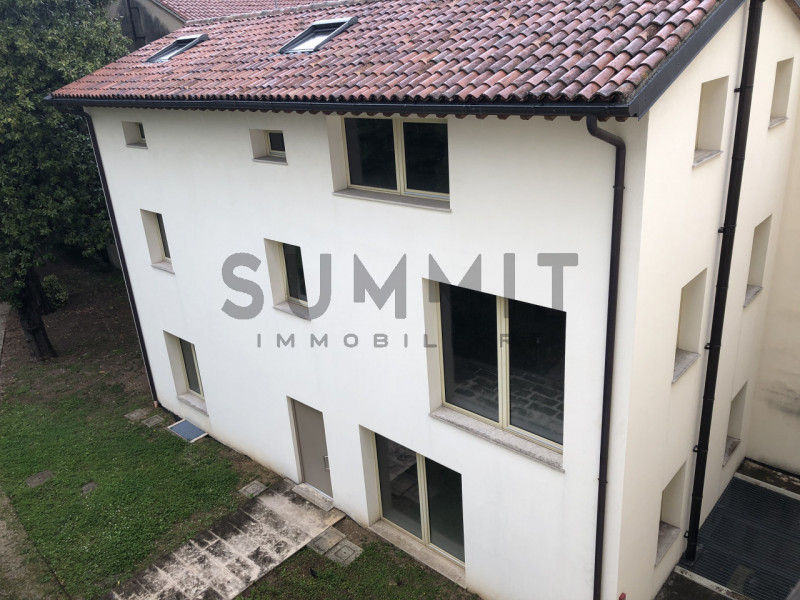 Immagine 2 di Villa in vendita  in schio a Schio