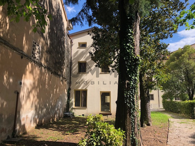 Immagine 4 di Villa in vendita  in schio a Schio