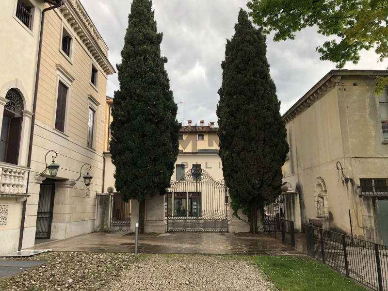 Immagine 6 di Villa in vendita  in schio a Schio