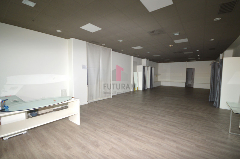 Immagine 3 di Negozio in affitto  in via vicenza a Torri Di Quartesolo