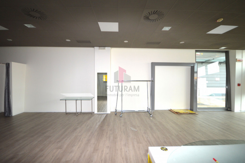 Immagine 4 di Negozio in affitto  in via vicenza a Torri Di Quartesolo