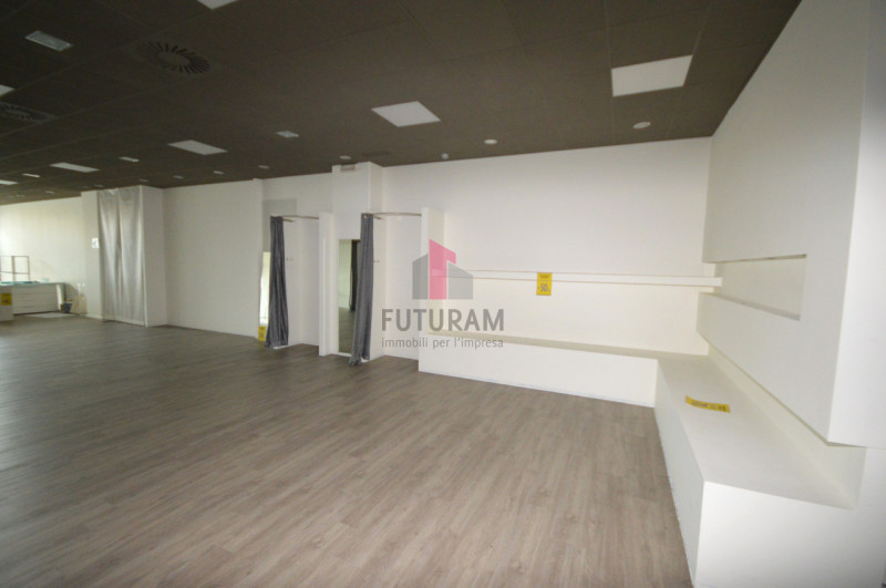 Immagine 6 di Negozio in affitto  in via vicenza a Torri Di Quartesolo