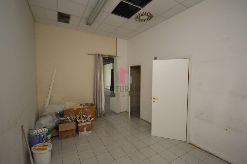 Immagine 9 di Negozio in affitto  in via vicenza a Torri Di Quartesolo