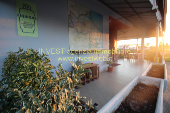 Immagine 2 di Attività commerciale in vendita  a Rosolina